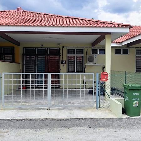 Neesa Homestay Bukit Gambang-Muslim Zewnętrze zdjęcie
