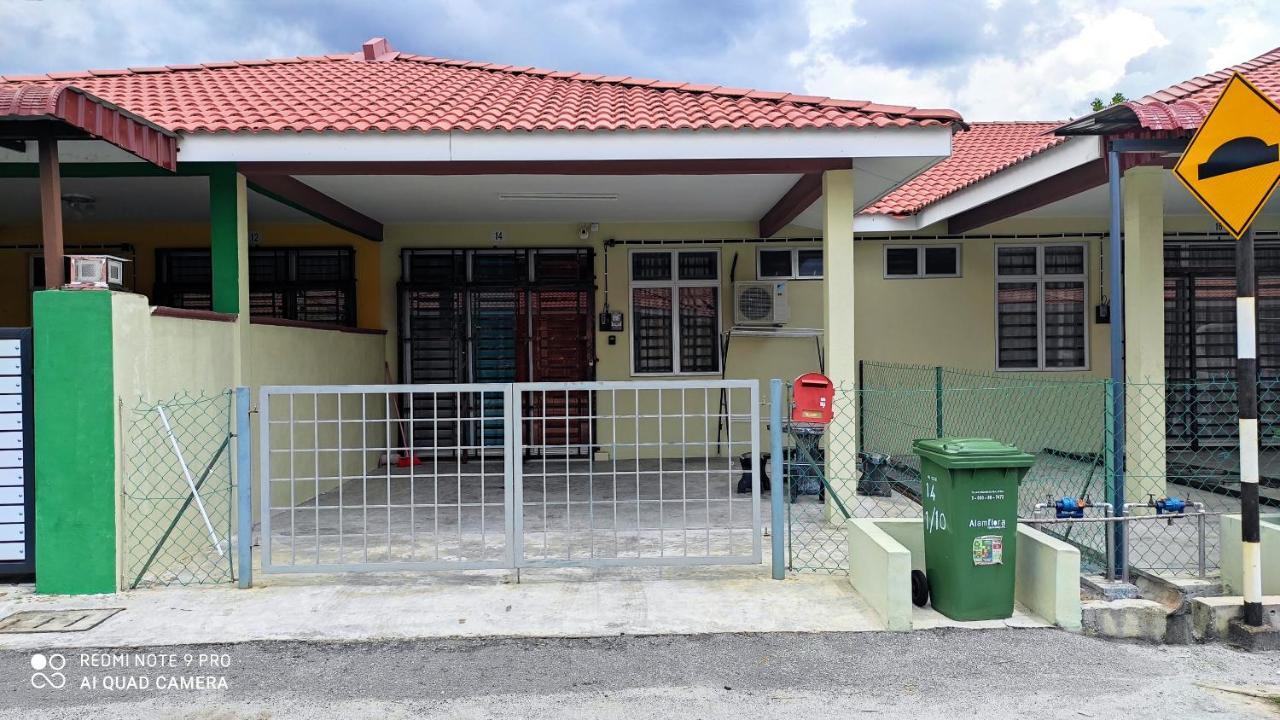Neesa Homestay Bukit Gambang-Muslim Zewnętrze zdjęcie