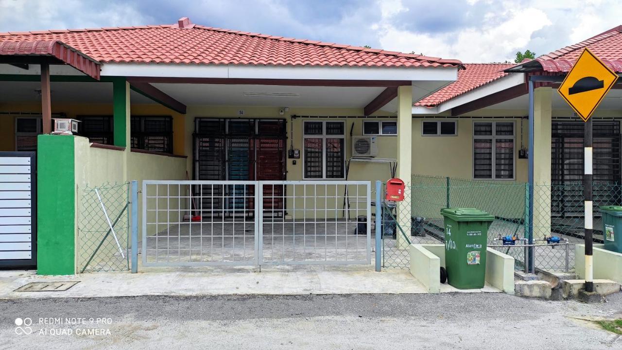 Neesa Homestay Bukit Gambang-Muslim Zewnętrze zdjęcie