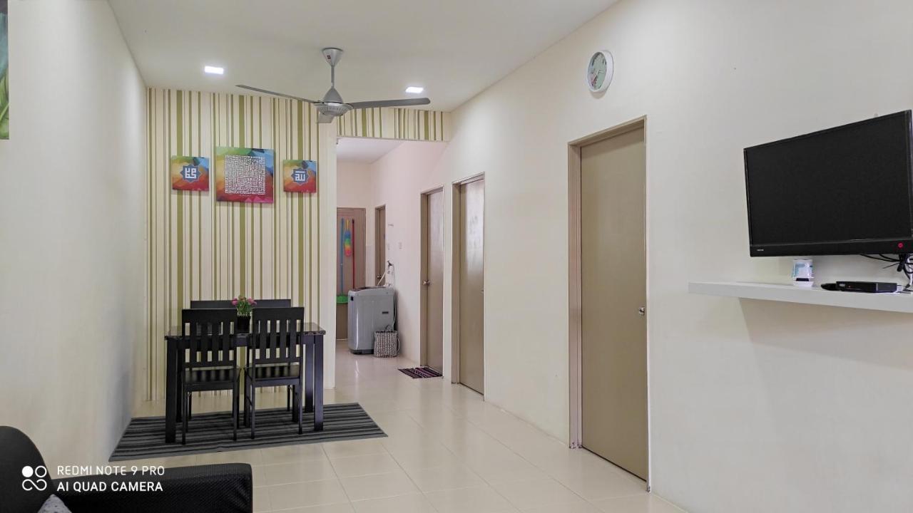 Neesa Homestay Bukit Gambang-Muslim Zewnętrze zdjęcie