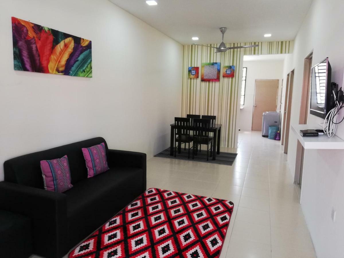 Neesa Homestay Bukit Gambang-Muslim Zewnętrze zdjęcie