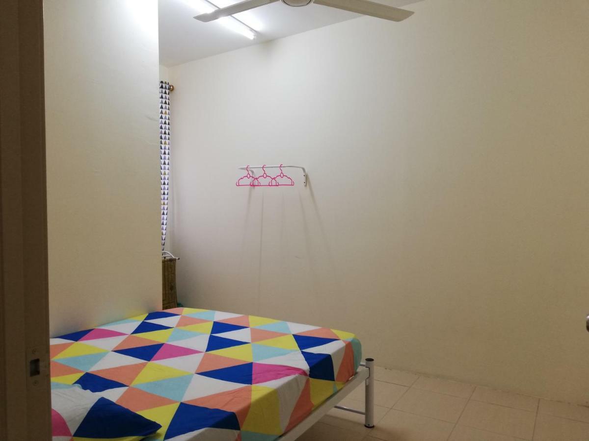 Neesa Homestay Bukit Gambang-Muslim Zewnętrze zdjęcie